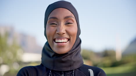 Fitness,-Glücklich-Und-Gesicht-Einer-Muslimischen-Frau-In-Der-Stadt