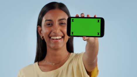 Glückliche-Frau,-Telefon-Und-Grüner-Bildschirm