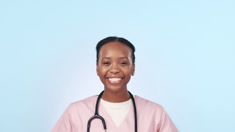 Mujer-Negra-Feliz,-Doctora-Y-Apuntando-Hacia-Arriba
