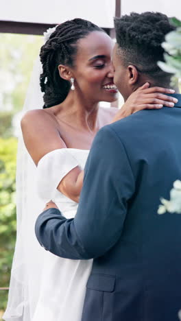 Afrikanischer-Mann,-Küsst-Braut-Und-Hochzeit-Mit-Einem-Lächeln