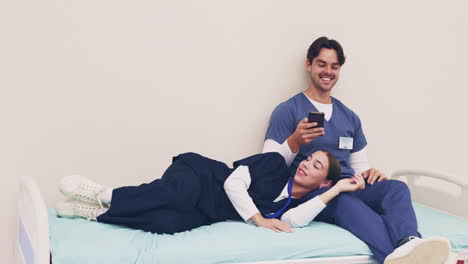 Medizin,-Arzt-Oder-Krankenschwester-In-Der-Pause-Mit-Smartphone