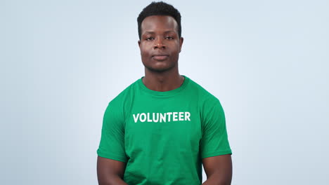 Voluntario,-Hombre-Negro-Sonríe-Y-Se-Enfrenta-A-Una-ONG