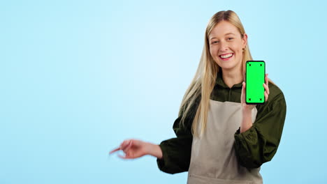 Glückliche-Frau,-Telefon-Und-Zeigend-Mit-Grünem-Bildschirm