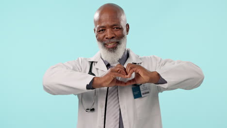Arzt,-Gesicht-Und-älterer-Mann-Mit-Herzhänden