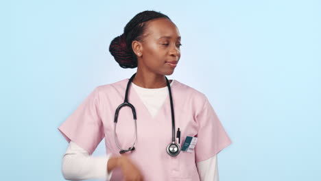 Mujer-Negra,-Enfermera-Y-Señalando-Con-La-Mano-En-El-Estudio