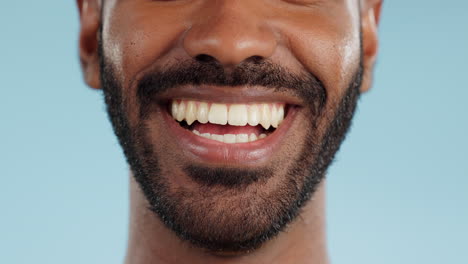 Sonrisa,-Primer-Plano-Y-Hombre-Negro-Con-Dientes-En-El-Estudio