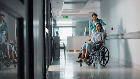 Glückliche-Krankenschwester,-Rollstuhlpatientin