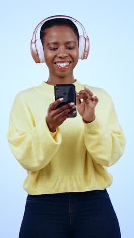 Laughing-black-woman,-headphones
