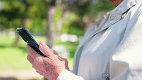 Telefonieren,-Tippen-Und-ältere-Person-Im-Park-Für-Mobiltelefone