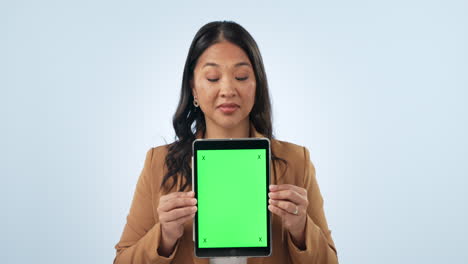 Berufstätige-Frau,-Grüner-Tablet-Bildschirm