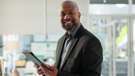 Porträt-Eines-Glücklichen-Schwarzen-Mannes-Im-Büro-Mit-Tablet