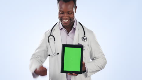 Doctor-hands,-tablet-green-screen