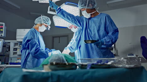 Doctors,-teamwork-and-surgery-in-theater