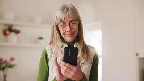 Zuhause,-Lächeln-Und-ältere-Frau-Mit-Einem-Smartphone