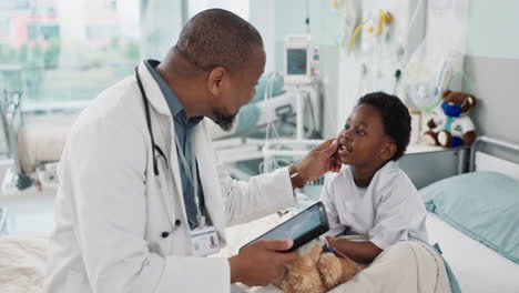 Médico,-Niño-Africano-Y-Hospital-Con-Tableta