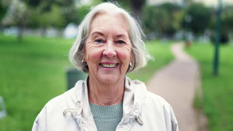 Ältere-Frau,-Gesicht-Und-Lächeln-Im-Park