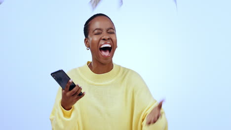 Geldregen,-Smartphone-Und-Glückliche-Schwarze-Frau