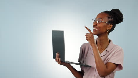 Computadora-Portátil,-Mujer-Negra-Señalando-O-Feliz-En-El-Estudio