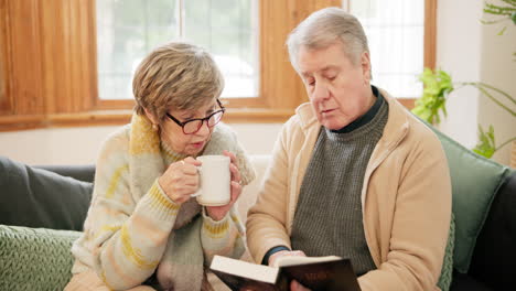 Kaffee,-Bibel-Und-älteres-Paar-Auf-Dem-Sofa-Zu-Hause