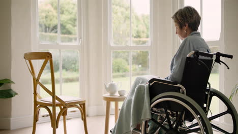 Rollstuhl,-Denkende-Und-ältere-Frau-In-Der-Krankenpflege