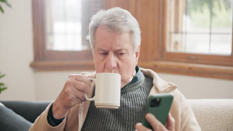 Kaffee,-Telefon-Und-älterer-Mann-Auf-Dem-Sofa