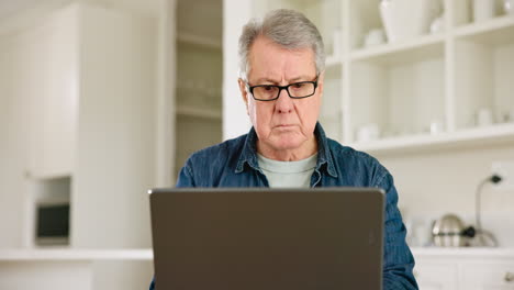 Laptop,-Ernster-Und-älterer-Mann-Zu-Hause-In-Der-Küche