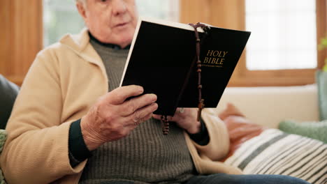 Religion,-Lesen-Und-älterer-Mann-Mit-Einer-Bibel