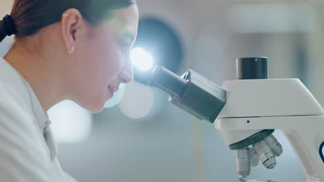 Wissenschaft,-Forschung-Und-Frau-Mit-Mikroskop