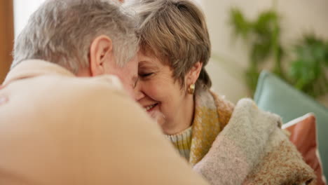 Liebe,-Ruhestand-Und-Küssendes-älteres-Paar