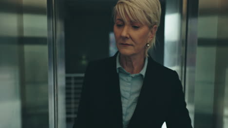 Senior-business-woman,-elevator