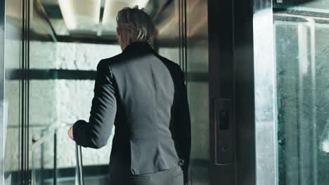 Business-woman,-elevator-and-suitcase-in-hotel