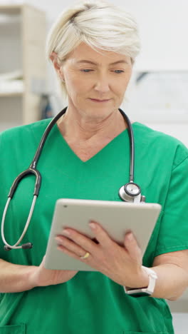 Tableta,-Mujer-Y-Enfermera-Seria-Investigación