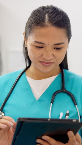 Arzt,-Krankenschwester-Oder-Frau-Mit-Tablet-Für-Die-Forschung