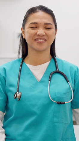 Sonrisa,-Médico-Y-Una-Mujer-Asiática-Veterinaria-Con-Los-Brazos-Cruzados