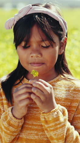Blume,-Geruch-Und-Porträt-Eines-Kindes-In-Einem-Garten