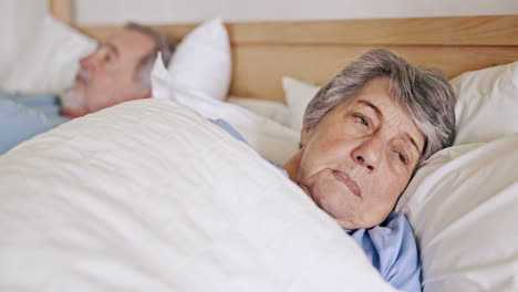 Frustriertes-älteres-Paar,-Bett