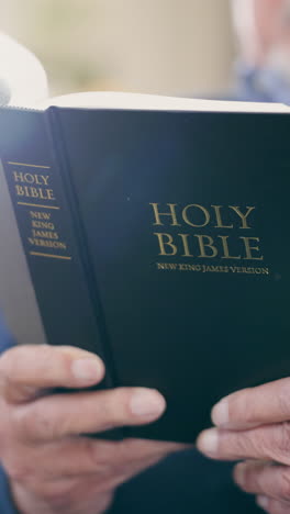 Nahaufnahme,-Hand-Und-Bibel-Zum-Lesen-Mit-Anbetung