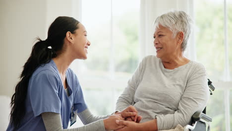 Seniorenbetreuung,-Krankenschwester-Und-Empathie-Mit-Lächeln