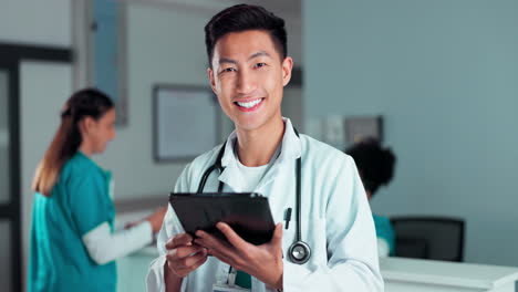 Tableta,-Médico-De-Atención-Médica-Y-Hombre-Asiático-Feliz
