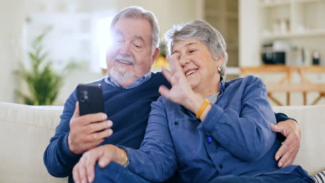 ältere-Menschen,-Winken-Und-Paar-Mit-Telefon-Für-Videoanruf