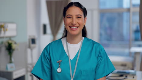 Enfermera,-Rostro-Y-Mujer-Feliz-En-El-Cuidado-De-La-Salud