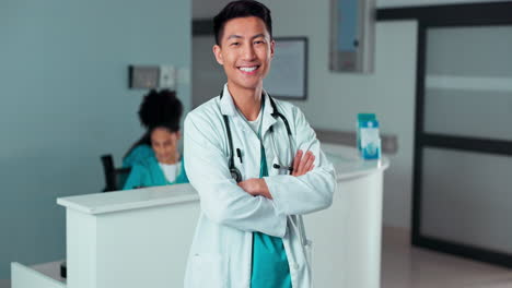 Lächeln,-Verschränkte-Arme-Des-Arztes-Und-Asiatischer-Mann