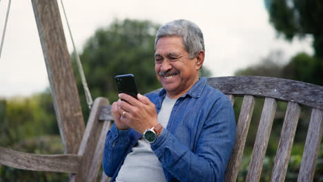 Glücklicher,-Draußener-Und-älterer-Mann-Mit-Einem-Mobiltelefon