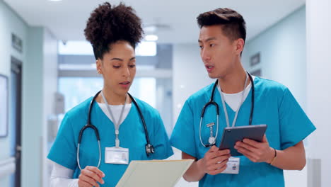 Doctors,-teamwork-and-tablet