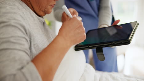Krankenschwester,-Tablet-Und-ältere-Frau-Unterzeichnen-Vertrag