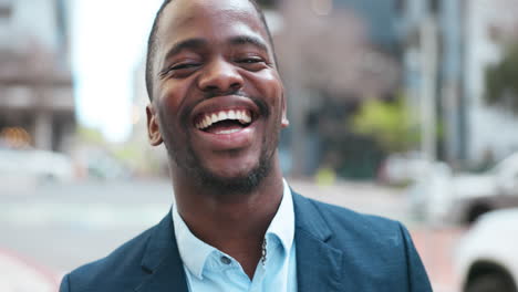Lachen,-Geschäft-Und-Porträt-Eines-Schwarzen-Mannes-In-Der-Stadt