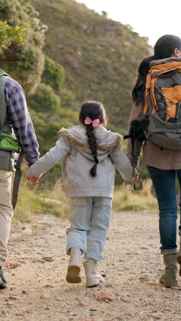 Tomados-De-La-Mano,-Fitness-Y-Familia-En-Caminata