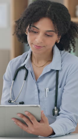 Médico,-Mujer-Y-Cara-Con-Tableta-En-La-Clínica