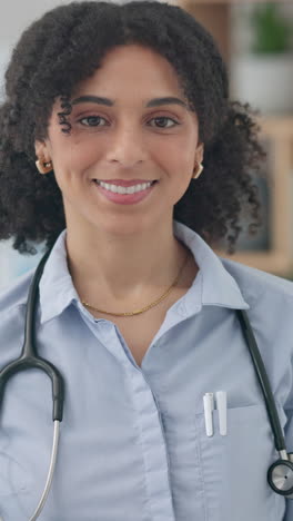 Médico,-Rostro-Y-Mujer-Con-Estetoscopio