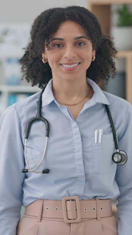 Gesundheitswesen,-Frau-Oder-Arzt-Mit-Lächeln-Als-Arme